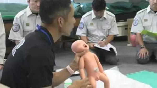 妊婦が自宅で破水し、救急要請が入った想定でシミュレーション　消防職員向け、自宅や救急車の中での急な出産への対応を学ぶ実技研修会　岩手・矢巾町