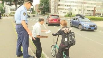 努力義務の自転車ヘルメット　県内着用率は35.1%　交差点で警察官ら「命を守る着用」呼びかける　盛岡市