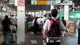 「帰省ラッシュ下りの新幹線がピーク　ホームはスーツケースや土産の紙袋を持った家族連れらで混雑」の画像1