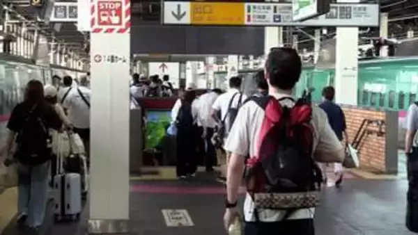 帰省ラッシュ下りの新幹線がピーク　ホームはスーツケースや土産の紙袋を持った家族連れらで混雑