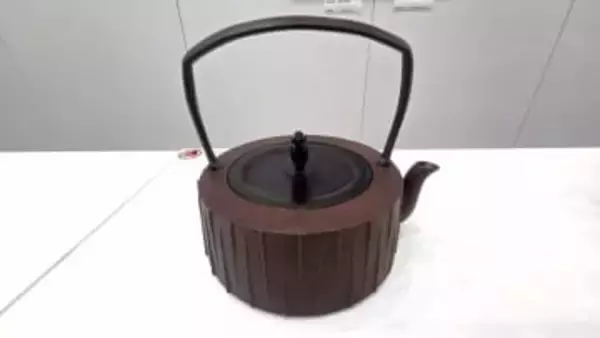 伝統的なデザイン、斬新なデザインがズラリ　21人の職人の個性豊かな作品が並ぶ南部鉄器展　盛岡市