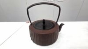 伝統的なデザイン、斬新なデザインがズラリ　21人の職人の個性豊かな作品が並ぶ南部鉄器展　盛岡市