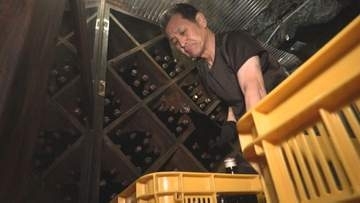 やわらかくまろやかで後味がすっきりした味に　鍾乳洞の中で地元の酒造メーカーが貯蔵していた日本酒を搬出　岩手・岩泉町