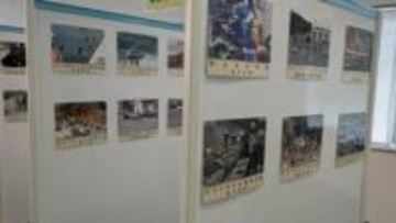がれきの中で行方不明者の捜索にあたる様子、避難所で住民の話に耳を傾ける姿など紹介　岩手県立図書館で東日本大震災警察活動写真展　盛岡市