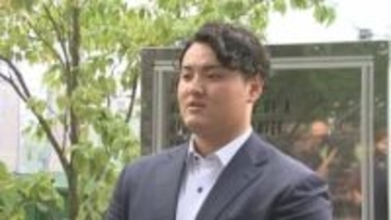 ソフトバンク城島健司ＣＢＯがスタンフォード大学の佐々木麟太郎に挨拶　王会長と自身のサイン入り交渉権獲得くじ手渡す