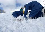 「作業員を雪崩の被害から守れ　電力会社が雪崩災害トレーナーの育成に向けスキー場で訓練　岩手・雫石町」の画像1