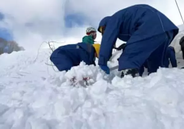 作業員を雪崩の被害から守れ　電力会社が雪崩災害トレーナーの育成に向けスキー場で訓練　岩手・雫石町