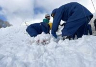 作業員を雪崩の被害から守れ　電力会社が雪崩災害トレーナーの育成に向けスキー場で訓練　岩手・雫石町