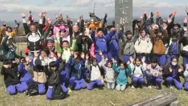 地元小学生らが登頂果たしバンザイ　県内トップを切って室根山で山開き　登山シーズン到来告げる　岩手・一関市