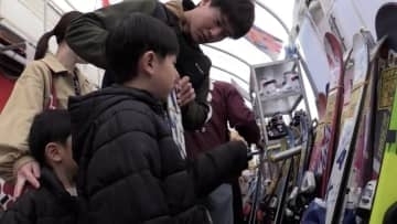 スキーシーズンを前に大中古スキー市　多くの親子連れにぎわう　岩手・滝沢市