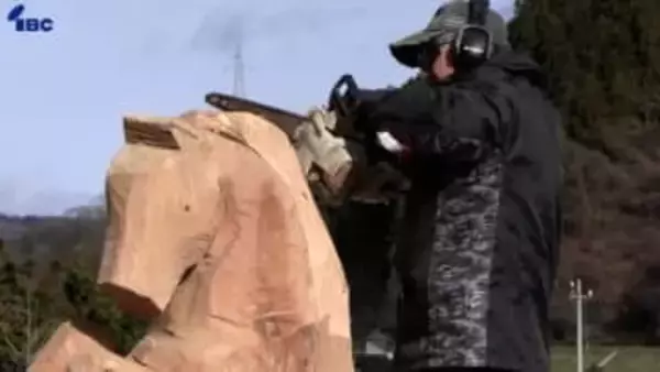 来年の干支「午」にちなんだチェーンソーアートの制作進む　岩手・住田町