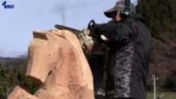 来年の干支「午」にちなんだチェーンソーアートの制作進む　岩手・住田町