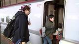 「「じじとばばといっぱい遊んだり焼き肉を食べたりした」Ｕターンラッシュピーク　盛岡駅のホームでは家族との別れを惜しむ人の姿も　岩手」の画像1