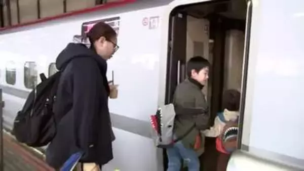 「じじとばばといっぱい遊んだり焼き肉を食べたりした」Ｕターンラッシュピーク　盛岡駅のホームでは家族との別れを惜しむ人の姿も　岩手