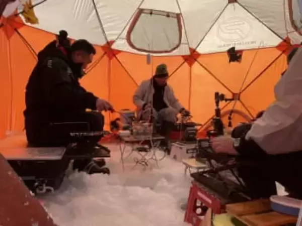 本州一の厳寒の地・岩洞湖で氷上ワカサギ釣り解禁　 待ちわびた太公望たちが早朝から詰めかけ、テントを張って楽しむ　2026年は数が多く釣果に期待　岩手