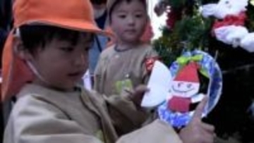 駅の待合室にクリスマスツリー設置　地元の園児らが飾りつけ　岩手・大船渡市