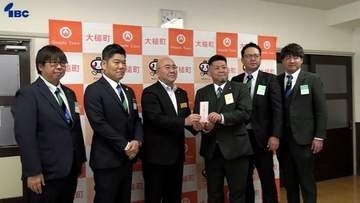 「大槌の力になりたい！」と各地で募金活動　県商工会青年部連合会が岩手県大槌町に支援金寄付