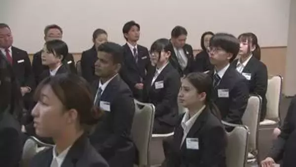 「新戦力たちが老舗の温泉宿に新しい風を吹き込む　花巻温泉入社式　外国人の新入社員2人も出席　岩手」の画像