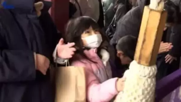 家族の健康やバスケの活躍願う　小雪舞う盛岡八幡宮に大勢の参拝客