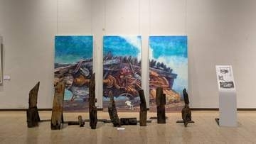 絵画や立体造形、芸術家が会場で作り上げたインスタレーションなど56点が並ぶ　美術団体「エコール・ド・エヌ」の会員の作品を集めた展覧会　盛岡市