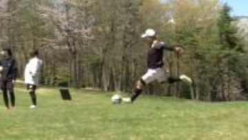 ゴルフとサッカーを融合させた新スポーツ　県内初の「フットゴルフ」コース誕生　フットゴルファー竹田裕紀さんも参加者とプレーを楽しむ　岩手・雫石町