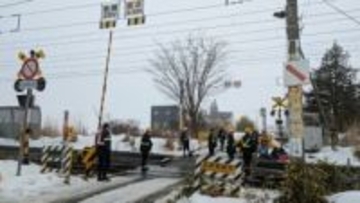 踏切で列車と軽乗用車が衝突し、車に乗っていた女性が死亡　盛岡～一ノ関間の上下線で運転見合わせ　運転再開は午後4時頃の見込み