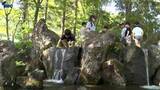 「涼しさ求め水辺で遊ぶ子どもたち　一関で真夏日一歩手前の29.5度　内陸中心に7月並みの暑さ　18日も季節外れの気温に　岩手」の画像1