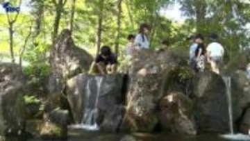 涼しさ求め水辺で遊ぶ子どもたち　一関で真夏日一歩手前の29.5度　内陸中心に7月並みの暑さ　18日も季節外れの気温に　岩手
