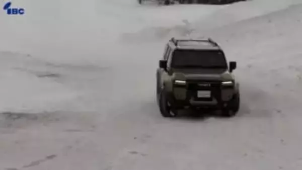 プロドライバーが雪原でタイヤ滑らすドライビングテクニック披露　雫石町のスキー場で雪上オフロード体験