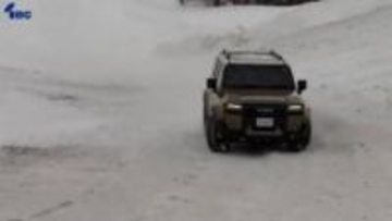 プロドライバーが雪原でタイヤ滑らすドライビングテクニック披露　雫石町のスキー場で雪上オフロード体験