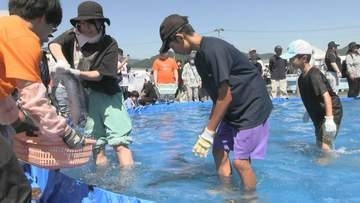 「大きいのが取れて良かった」　イベントの目玉はつかみ取り　新たな特産品・養殖サーモンの魅力味わうイベント　岩手・大槌町