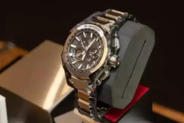 G-SHOCK MT-G、新型にメタル+カーボンのブレスレット版