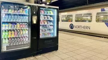 JR東、イギリスで自販機事業拡大　空港にも展開し1800台規模に