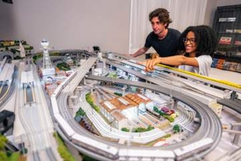 客室に大阪の街・鉄道の「ジオラマルーム」　大阪・新世界大型ホステル