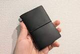 「トラベラーズノートに17年ぶり新サイズ「カード」　財布にもなる?【ミニレビュー】」の画像1