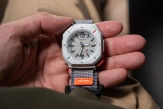 【いつモノコト】“ぶら下げ”スタイルで遊べる小型プロトレックを買ってみた