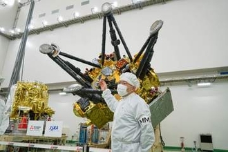 火星の衛星「フォボス」の砂を地球へ! 世界初を目指すJAXA「MMX」の採取作戦とは?