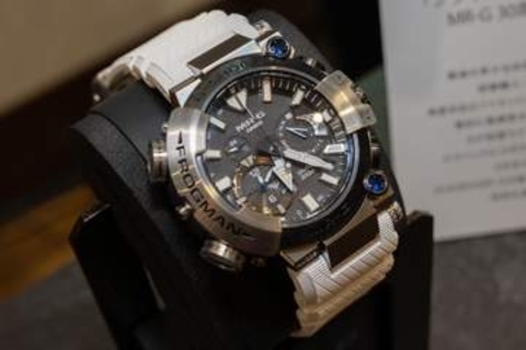 G-SHOCK MR-G、“極海の氷柱”がテーマの30周年モデル 121万円