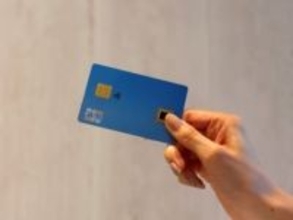 指紋で本人確認するクレカ登場 JCBとDNPがテスト開始