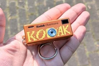 Y2Kな「KODAK CHARMERA」がやってきた　何台も欲しい超小型カメラ【ミニレビュー】