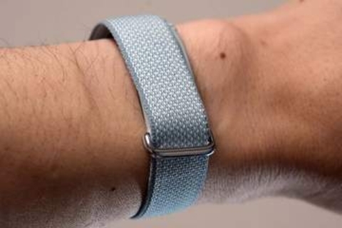 【レビュー】"着けっぱなし"が価値　グーグル「Fitbit Air」は健康トラッカーの傑作か