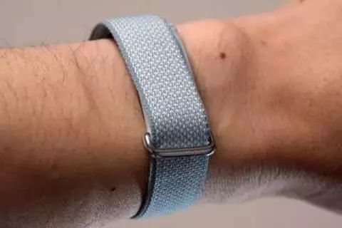 【レビュー】"着けっぱなし"が価値　グーグル「Fitbit Air」は健康トラッカーの傑作か
