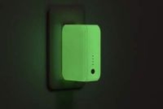 停電時に光る充電器+バッテリー　ドコモ「備える充電器」