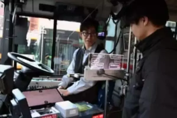 都営バスにAI翻訳透明ディスプレイ　浅草エリアで実証開始