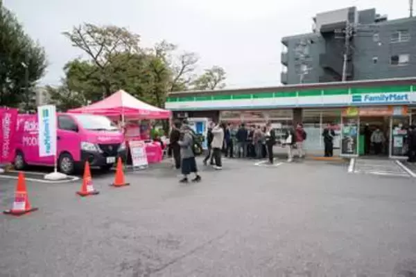 ファミマ駐車場に楽天モバイルの移動型ショップ「気軽に相談」