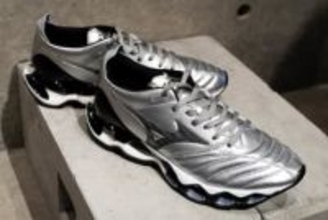 ミズノ、2つのフラッグシップシューズ融合モデルに新色シルバー