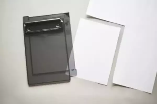 【文具知新】刃がないペーパーカッター「ヨンブンカッツ」　裏紙をメモ帳に超速変換