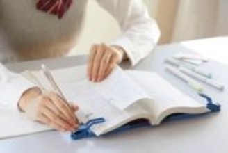 キングジム、本を開いたまま固定できてページもめくれるブッククリップ