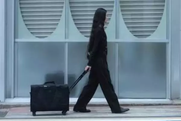 吉田カバン、使わない時は折りたたんで収納できるキャリーバッグ