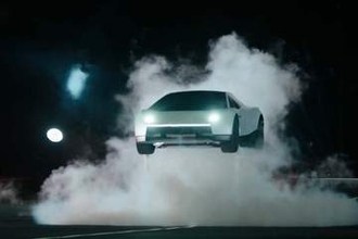 テスラ空を飛ぶ　SpaceXの技術を搭載した新型ロードスターを披露